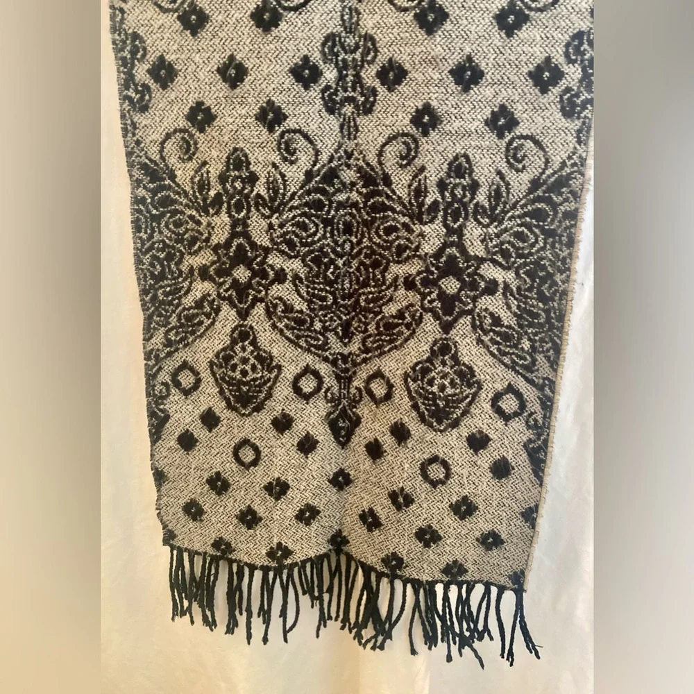 Soft Reversible Black & Tan Print Knit Scarf Size 34” x 12”